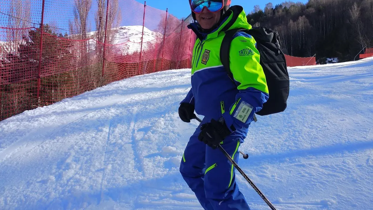 Miguel Rando, profesor TD2 de la EE Panticosa, sobre unos esqu&iacute;s Atomic Vantage x83 CTI 68, bota Atomic Hawx 120 prime, gafas Atomic  Count Stereo y guantes Isard Action TS. Foto Sportaragon 