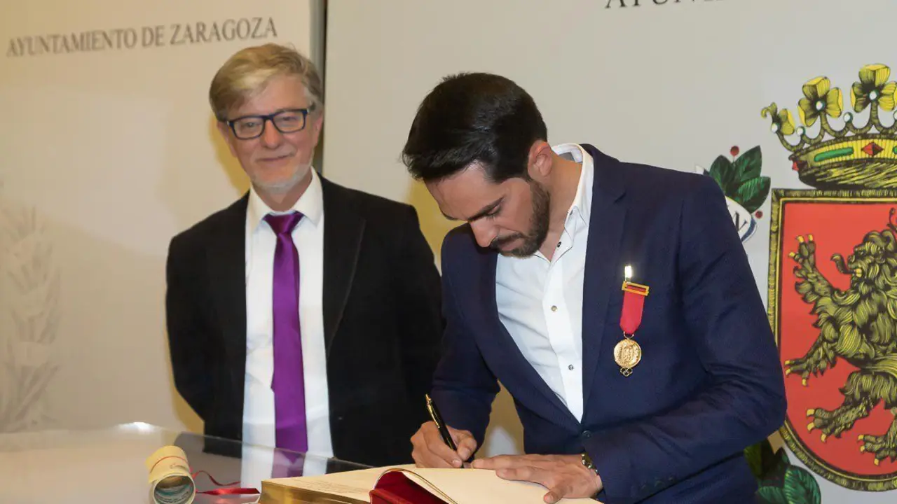 Alberto Contador, con Pedro Santisteve de fondo. Foto: Ayuntamiento de Zaragoza