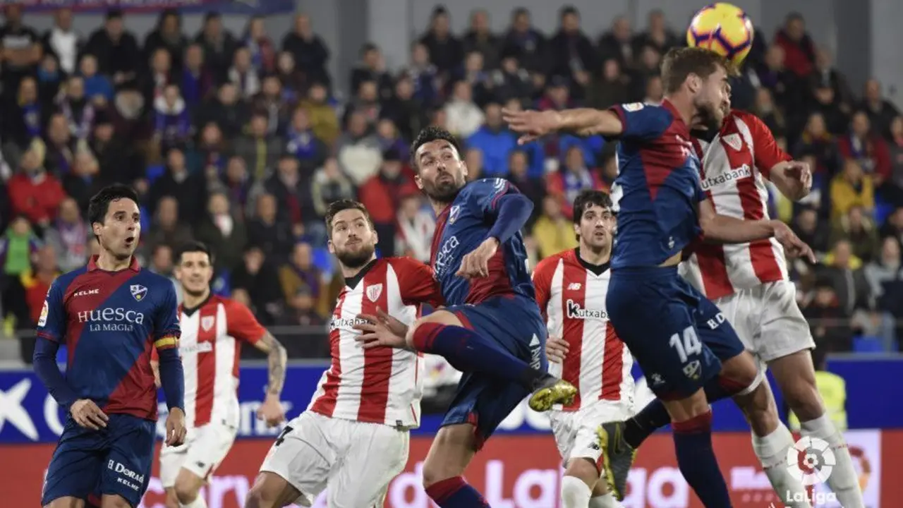 Pulido disputa uno de los m&uacute;ltiples balones del partido junto a Enric Gallego.| Foto: LaLiga