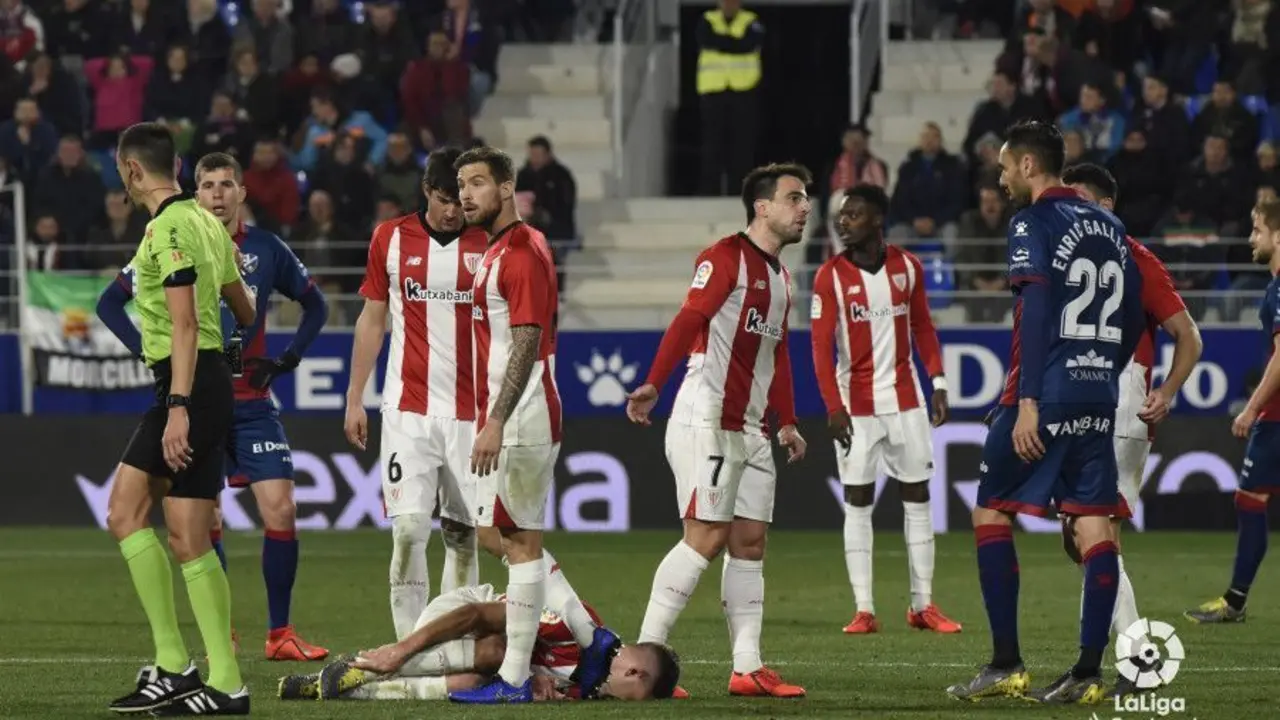 Un jugador del Athletic se duele en el suelo, en una de las muchas interrupciones del juego. |Foto: LFP 