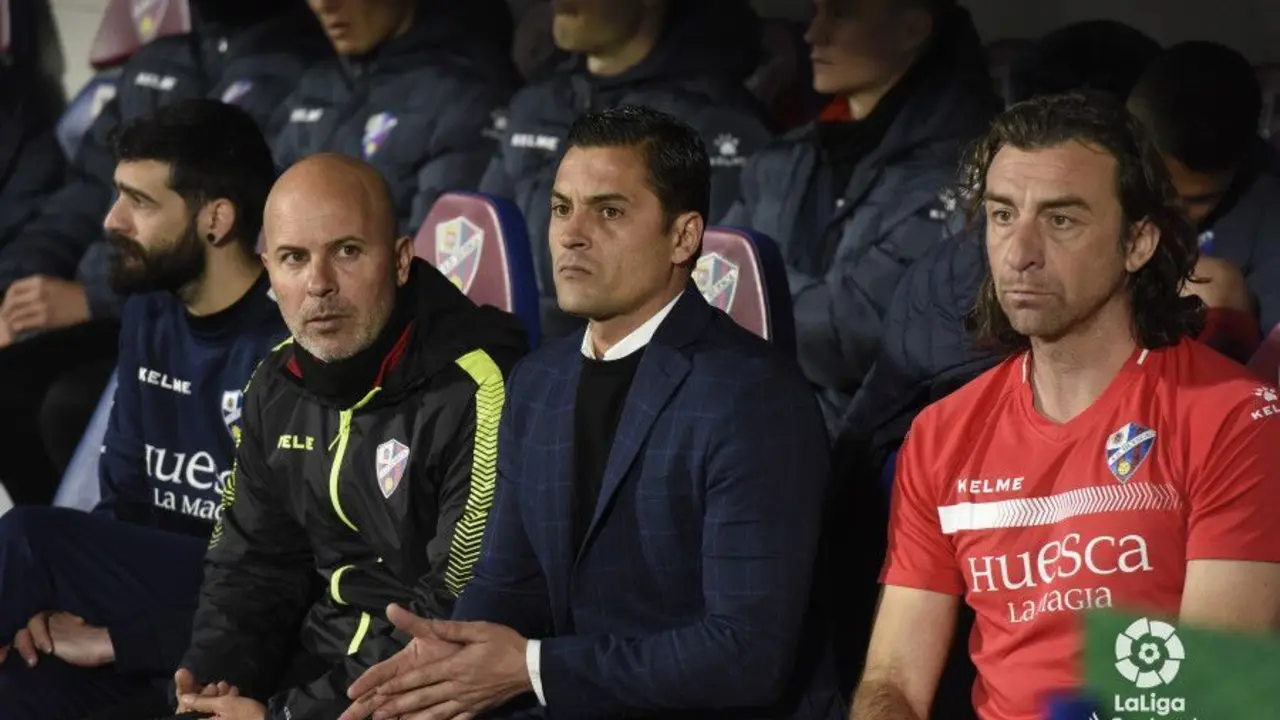 El entrenador del Huesca, Francisco, en el centro de la imagen segundos antes de iniciarse el encuentro. Foto: LaLiga Santander