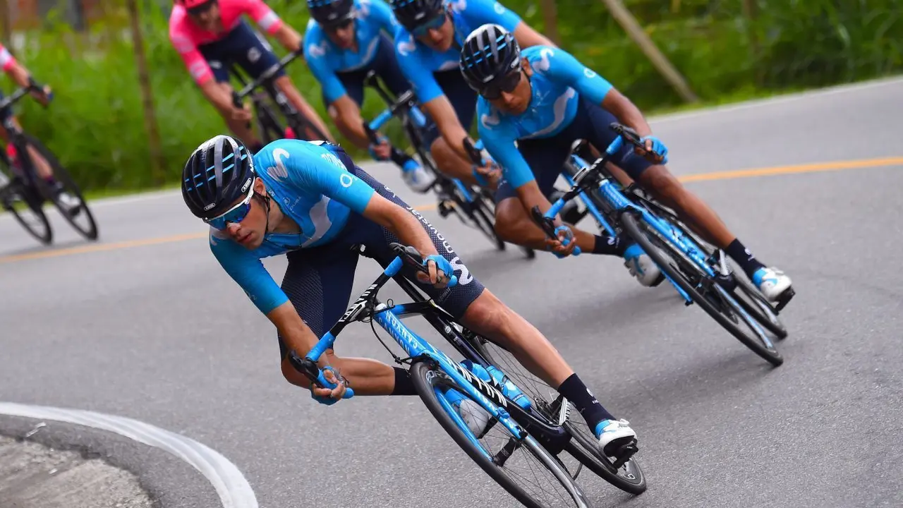 Arcas tirando de Quintana en el Tour de Colombia | Foto: Bettini Photo