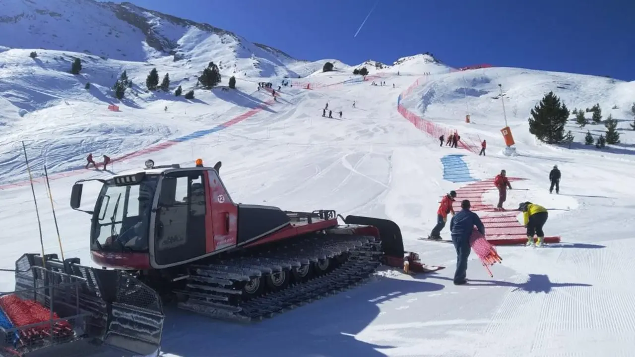 Una m&aacute;quina pisa pistas en el final de la pista Codornices de Cerler donde se celebra el Trofeo FIS Aram&oacute;n. Foto: Cedida