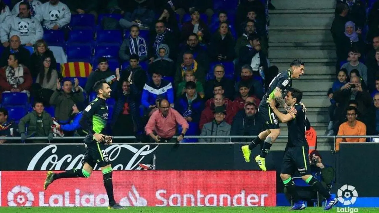 Chimy &Aacute;vila y Enric Gallego se van a por Etxeita para celebrar el gol del vasco. Foto: LaLiga Santander