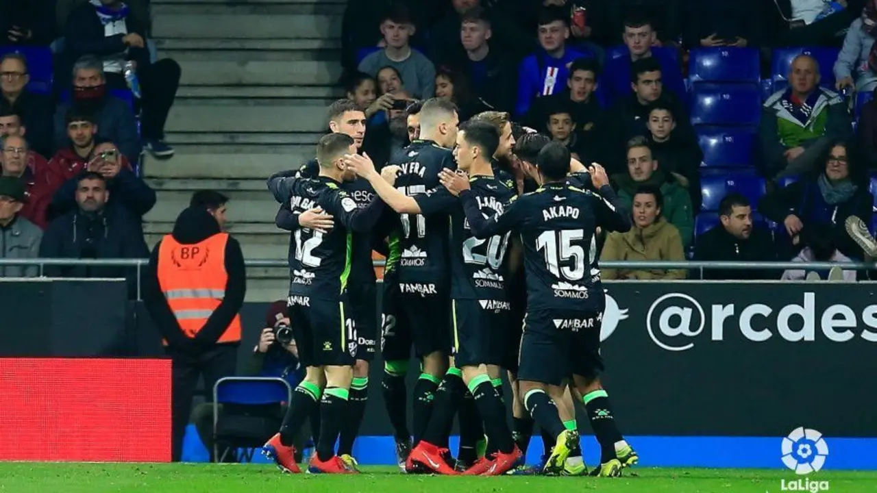 Los jugadores del Huesca se abrazan tras el gol de Etxeita que equilibr&oacute; el partido. Foto: LaLiga Santander