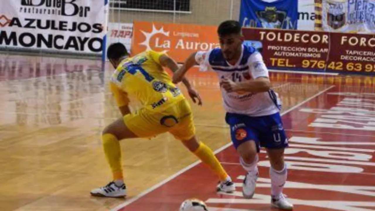 Esteban Cejudo corre por la banda. Foto: Pedro Serrano