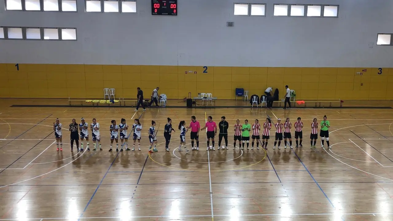 Los dos equipos se saludan antes del partido. Foto: Sala Zaragoza