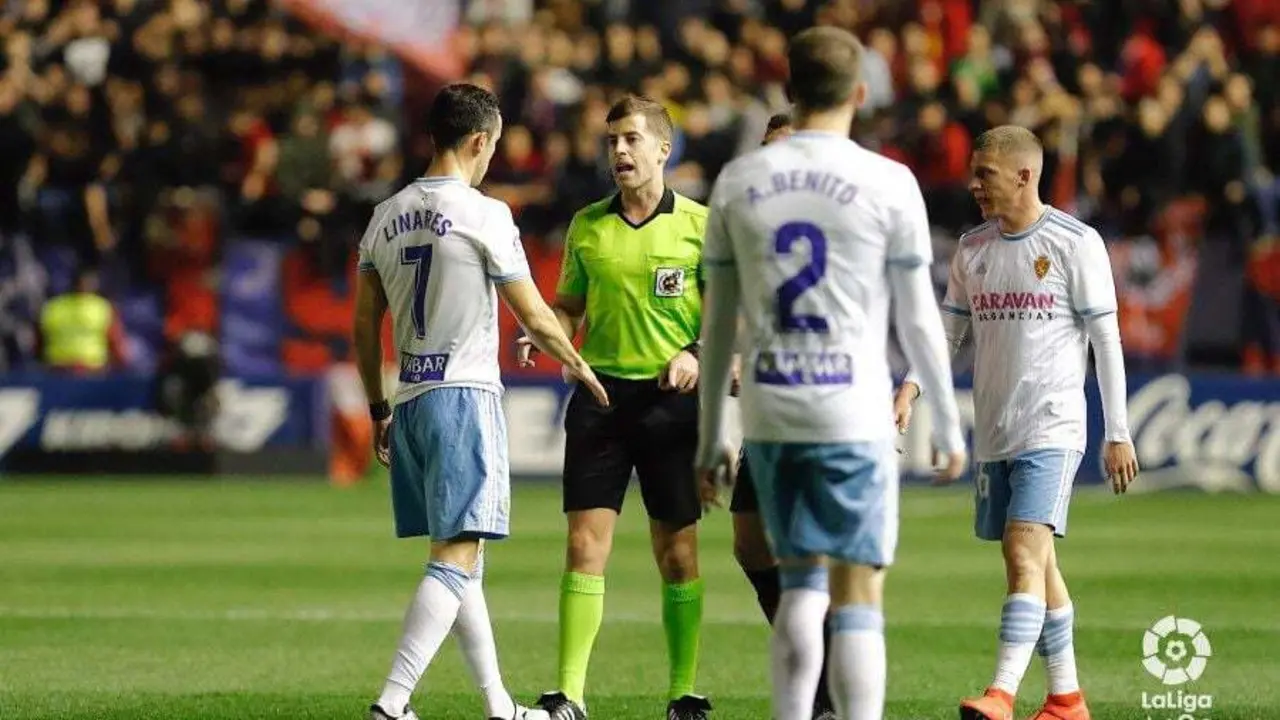 Linares habla con el colegiado. Foto | LaLiga