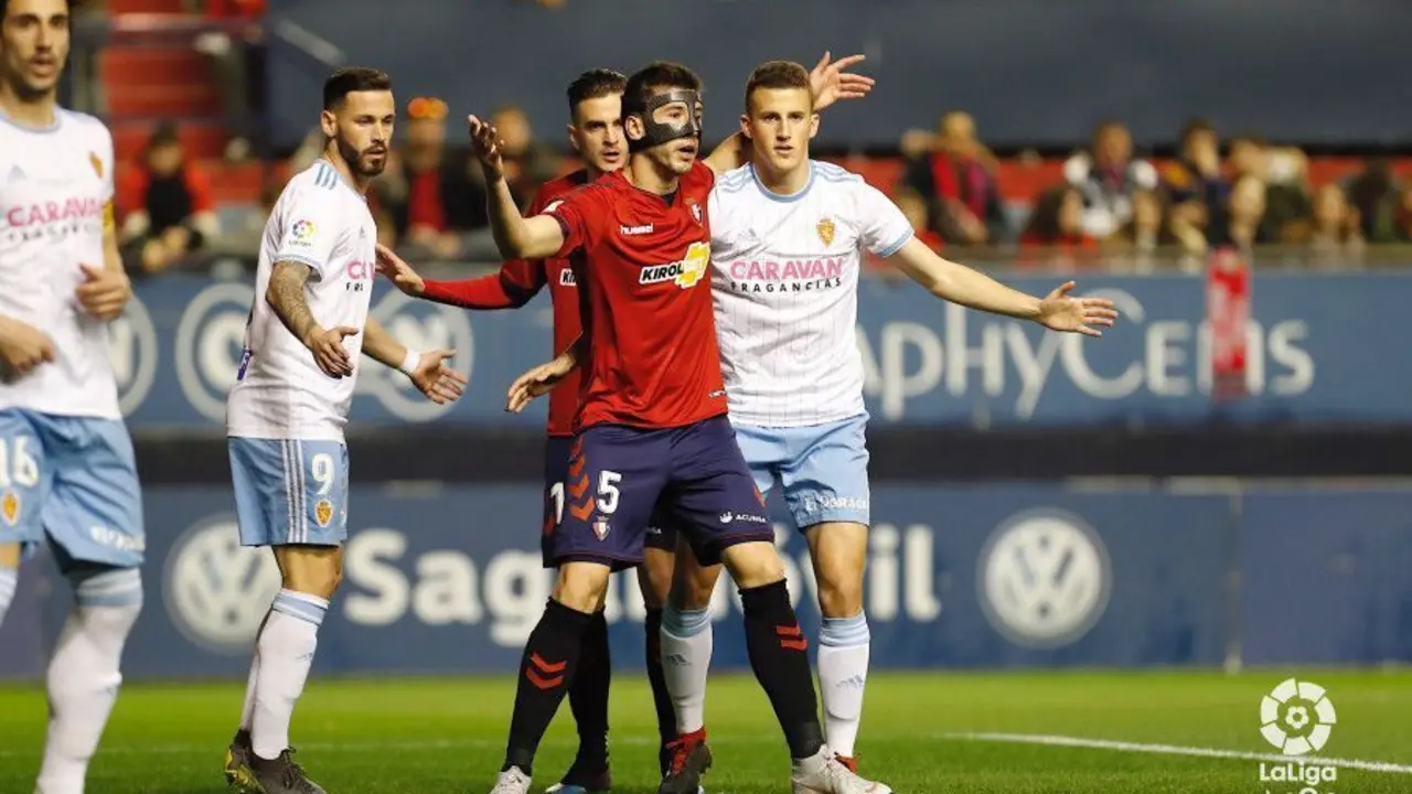 El Real Zaragoza defiende una jugada en El Sadar. Foto: La Liga
