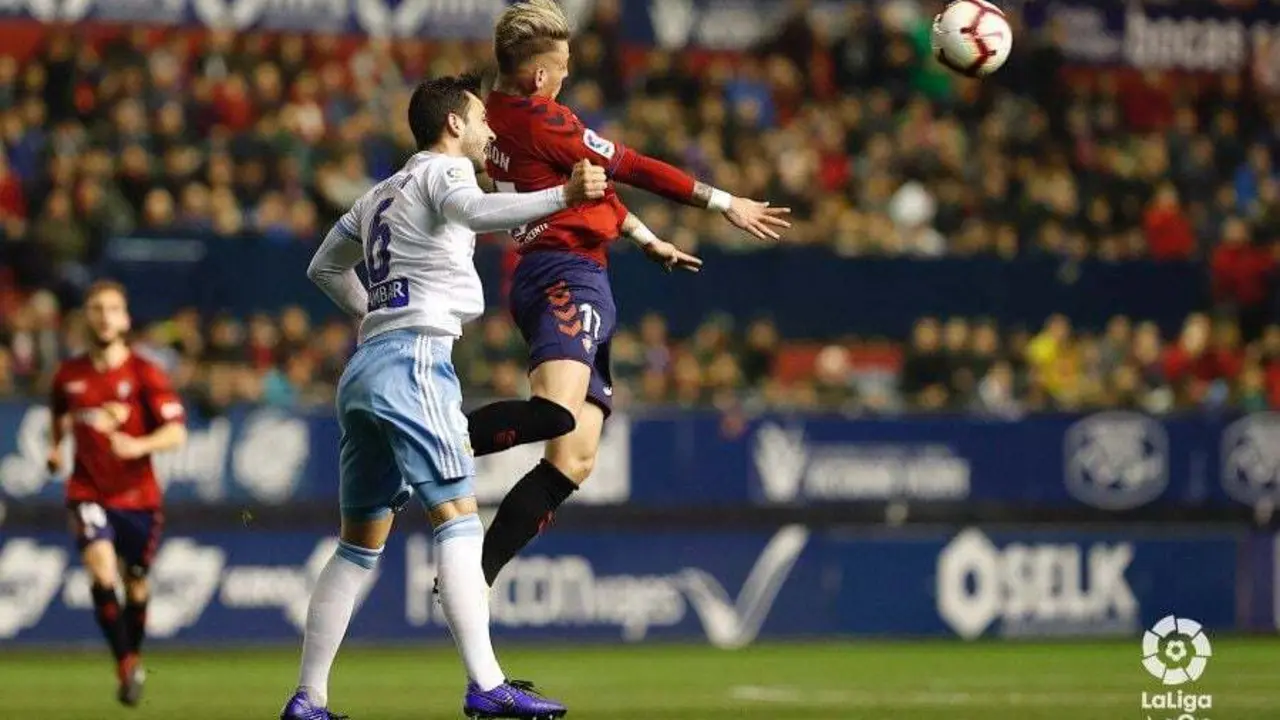 Guitian defiende un bal&oacute;n ante de su lesi&oacute;n. Foto: La Liga