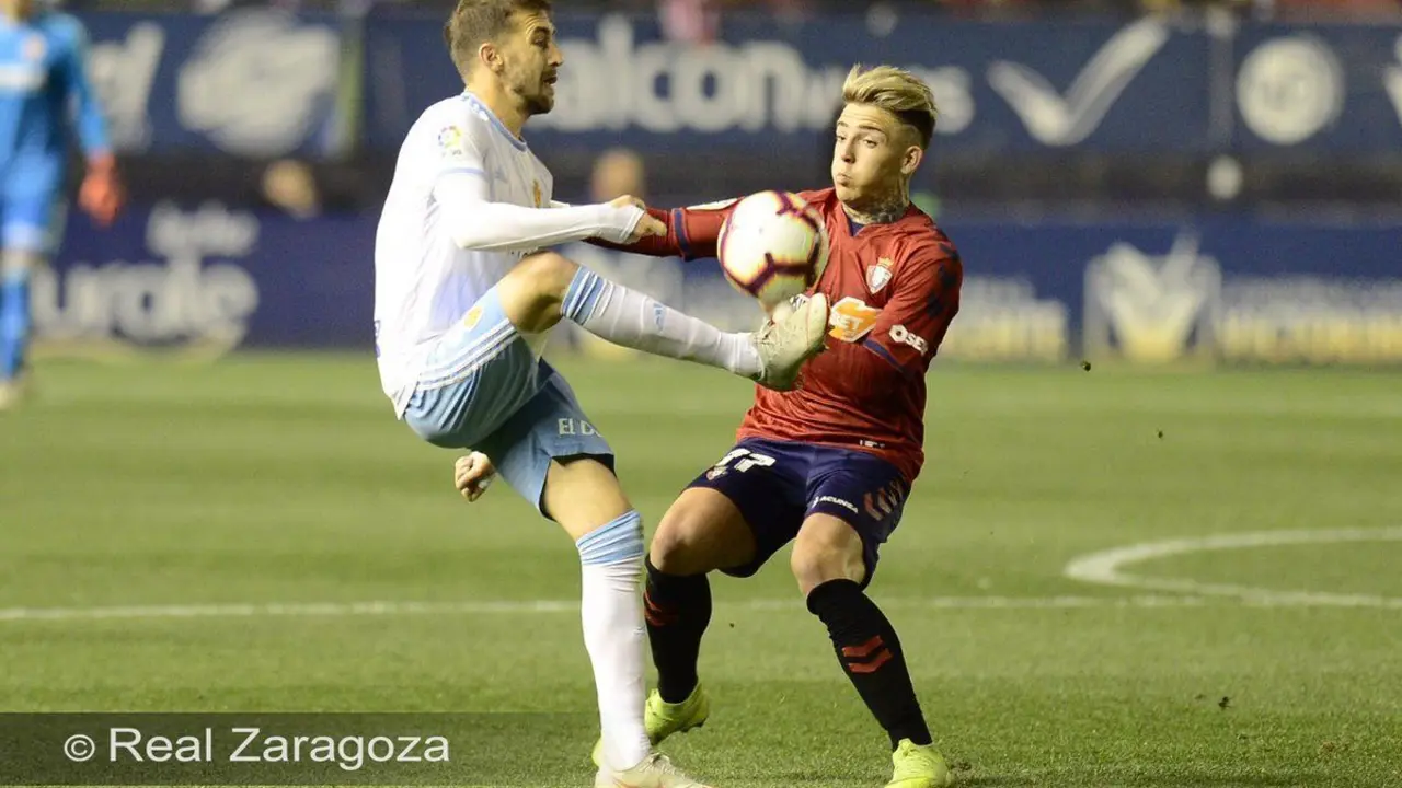 Benito disputa el bal&oacute;n con Brandon | Foto: Real Zaragoza