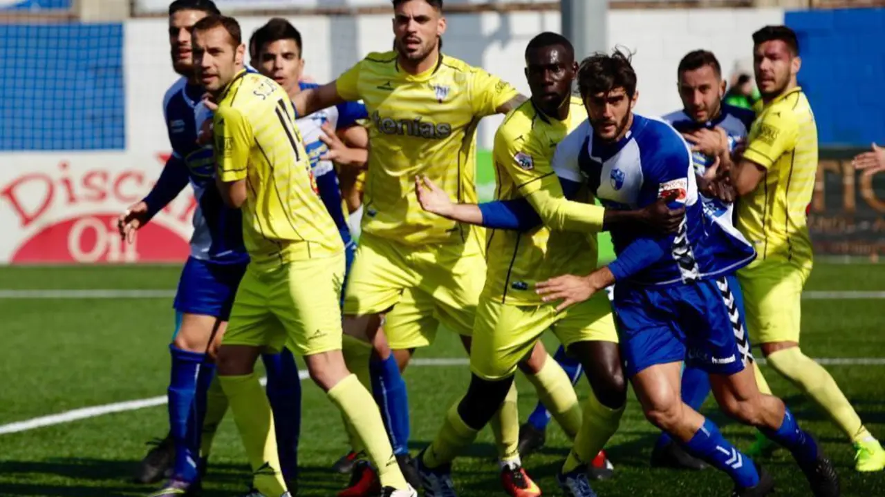 Duelo entre el Ebro y el Ejea. | Foto: Rub&eacute;n Losada. @CD_Ebro