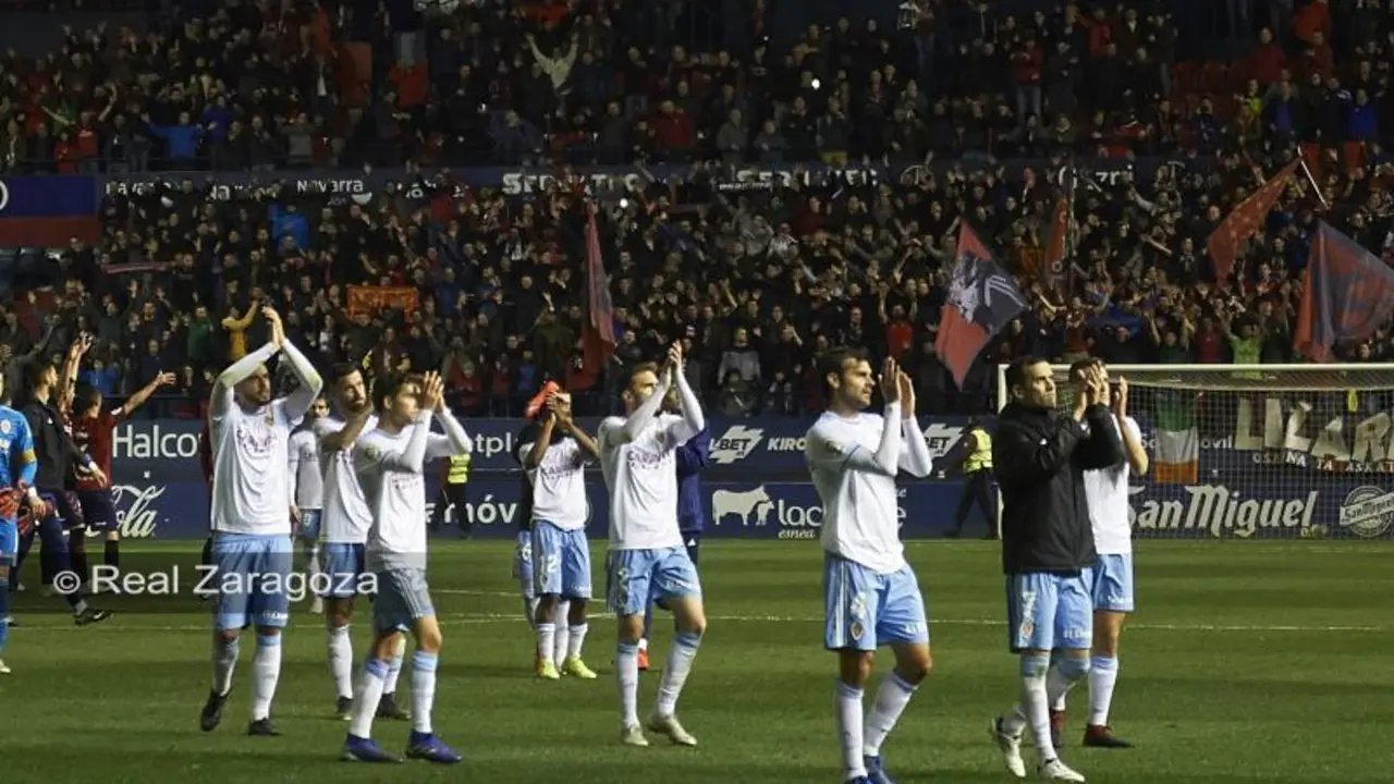 Los jugadores zaragocistas aplauden a la afici&oacute;n en el partido en Pamplona. Foto: Real Zaragoza
