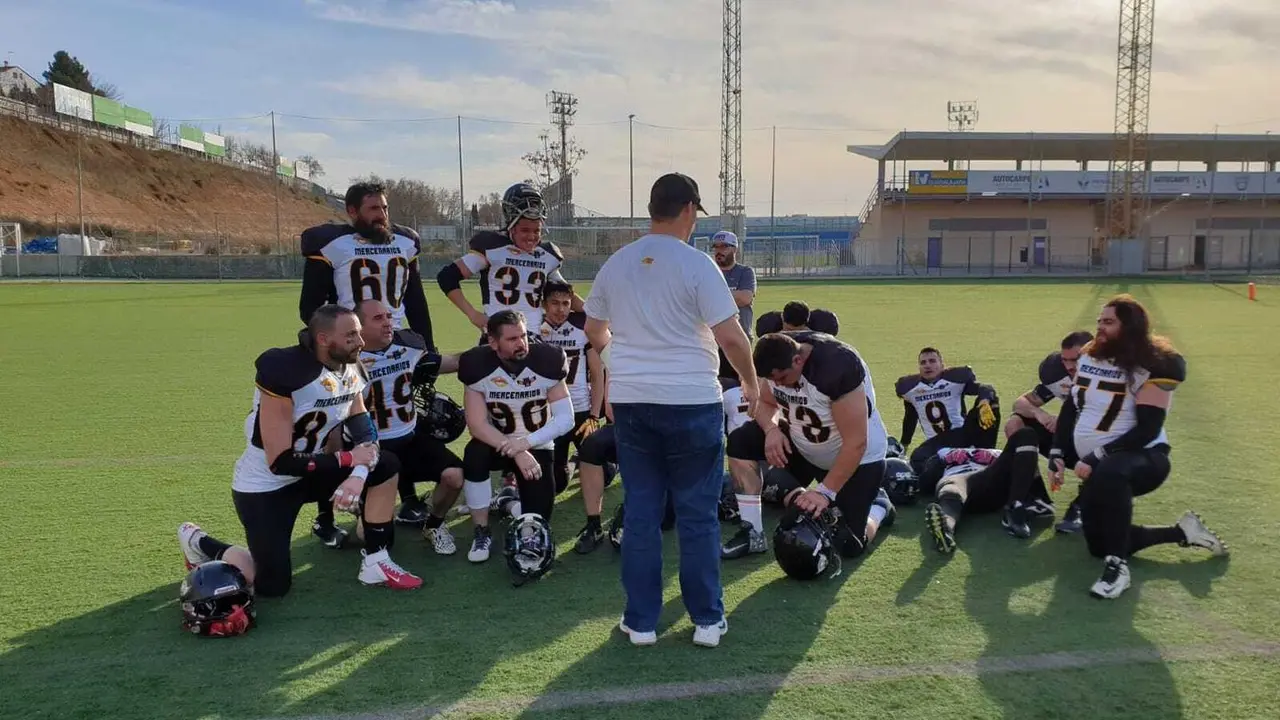 Los jugadores de Mercenarios recibiendo instrucciones en el partido contra los Stings Guadalajara. Foto: Cedida