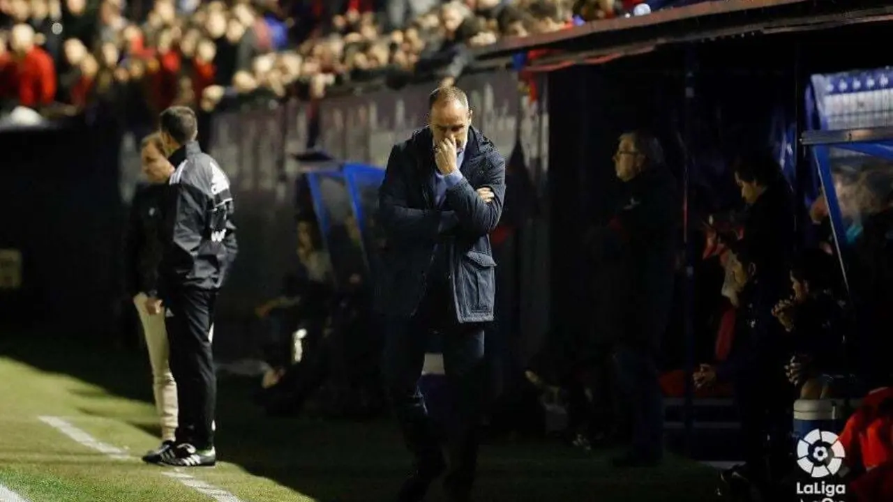 Victor Fern&aacute;ndez cabizbajo en el encuentro entre Osasuna y Real Zaragoza en El Sadar | Foto: LaLiga