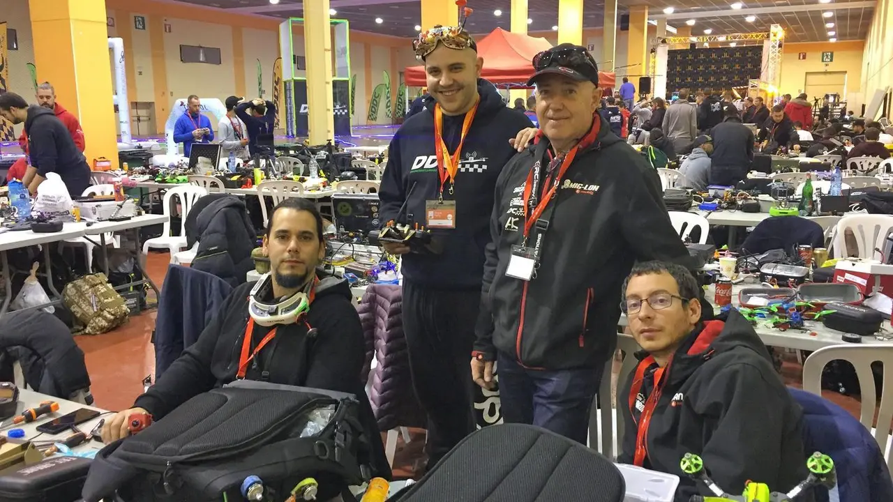 El equipo maño Smashdrone que particip&oacute; en la Fira de Mollerusa con sus drones. Foto: P.A.