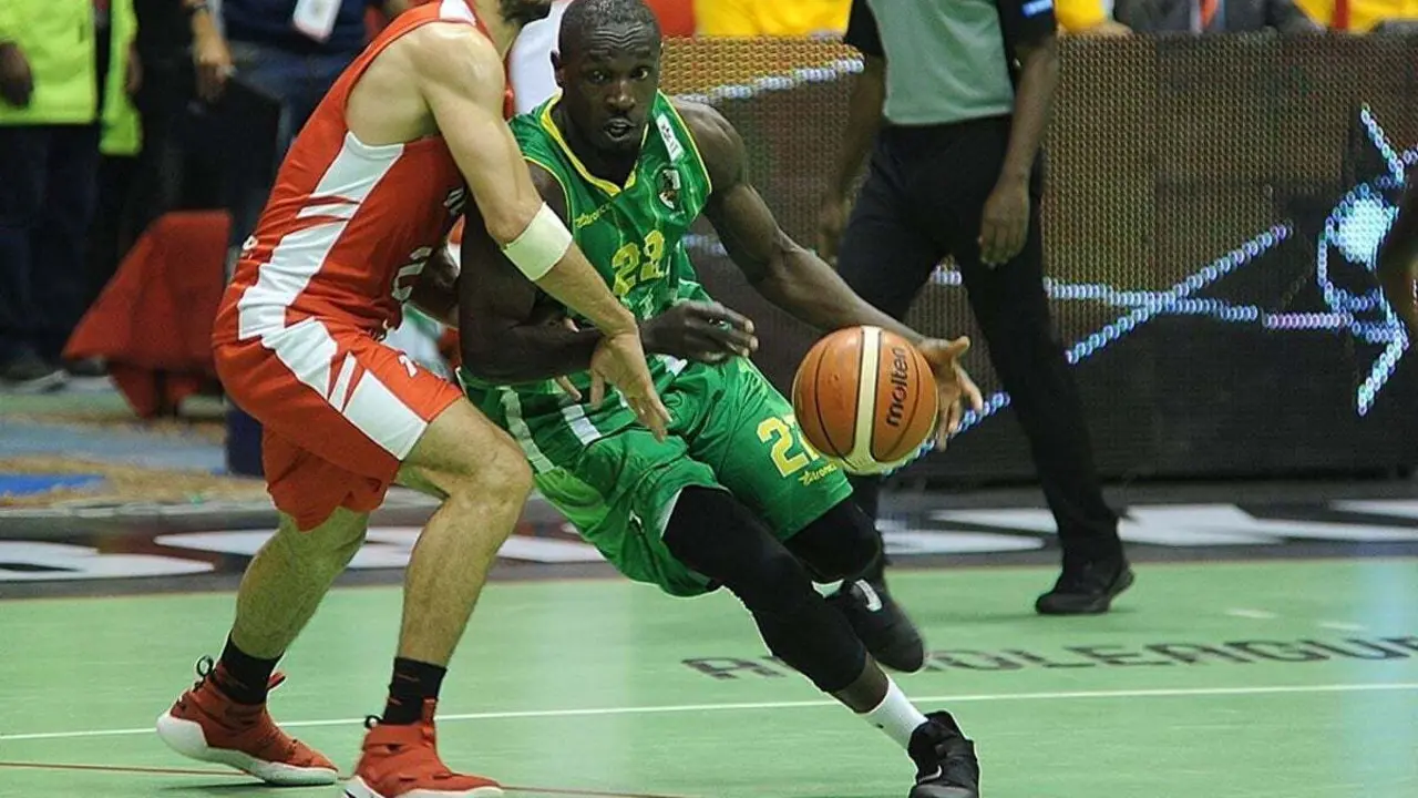 Robinson Opong con su &uacute;ltimo club, el Ferroviario Beira de Mozambique | Foto: FIBA