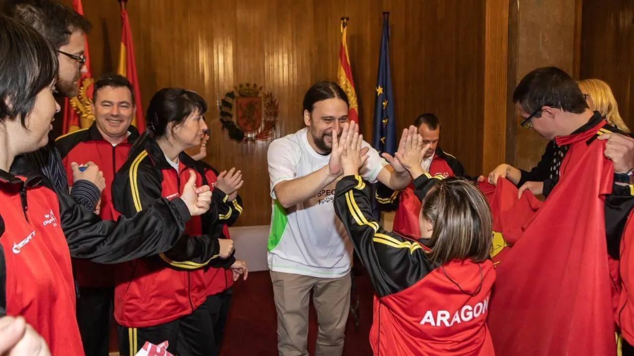 Pablo H&iacute;jar, junto a la delegaci&oacute;n de Special Olympics Arag&oacute;n. Foto: Daniel Marcos