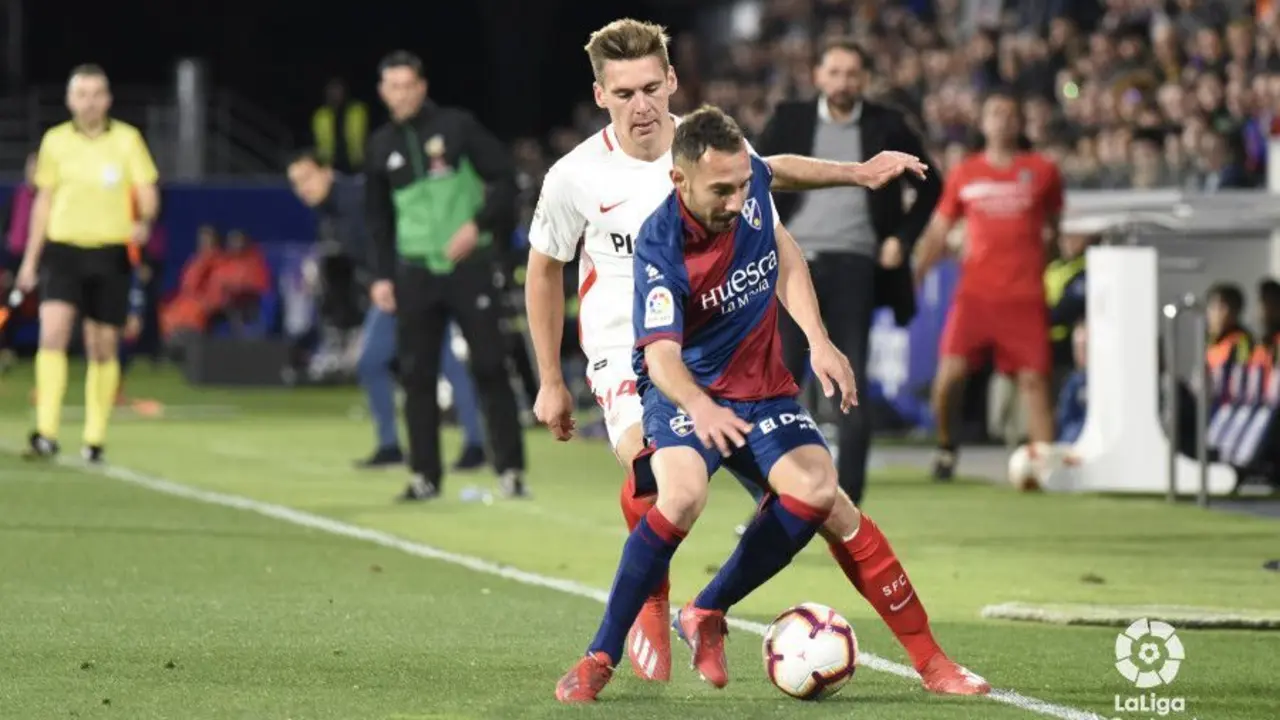 Mach&iacute;n, en un segundo plano, observa una acci&oacute;n del partido con Ferreiro protegiendo el bal&oacute;n. Foto: LaLiga Santander