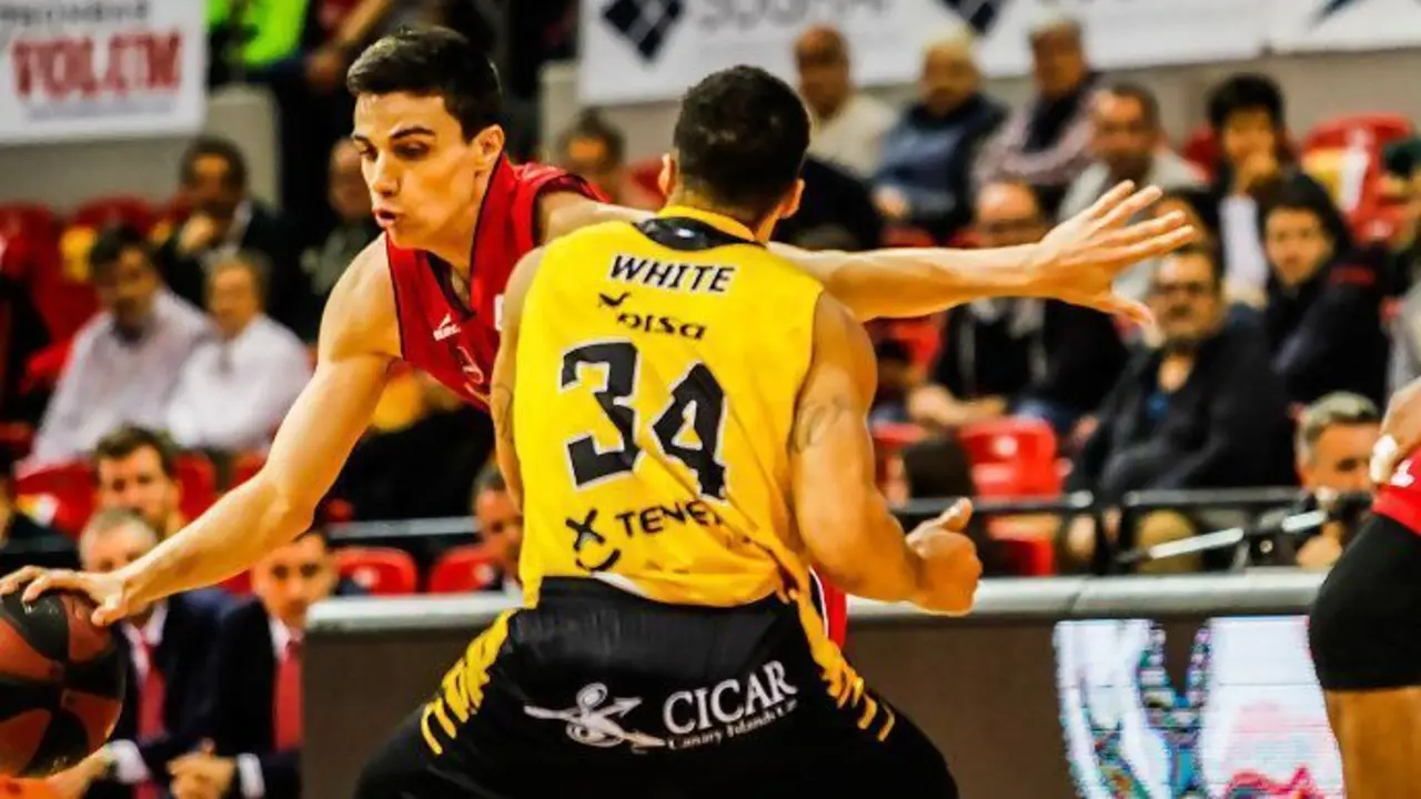 Aloc&eacute;n trata de superar a White. Foto: @BasketZaragoza