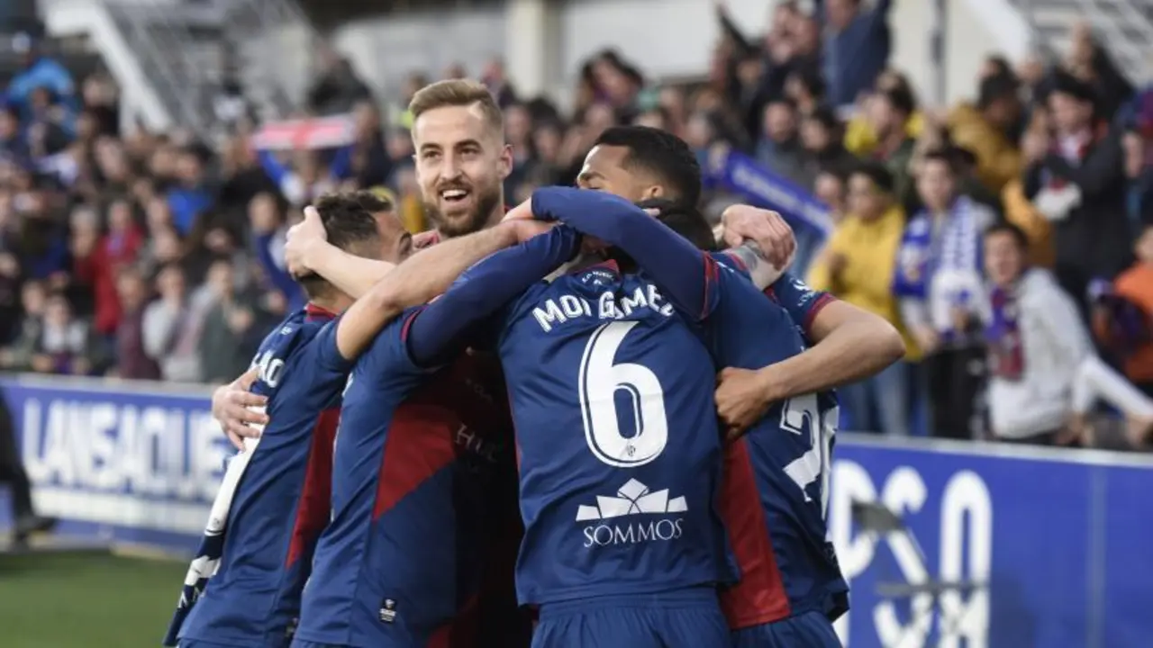 Los jugadores del Huesca celebran uno de los goles ante el Sevilla.| Foto: LaLiga