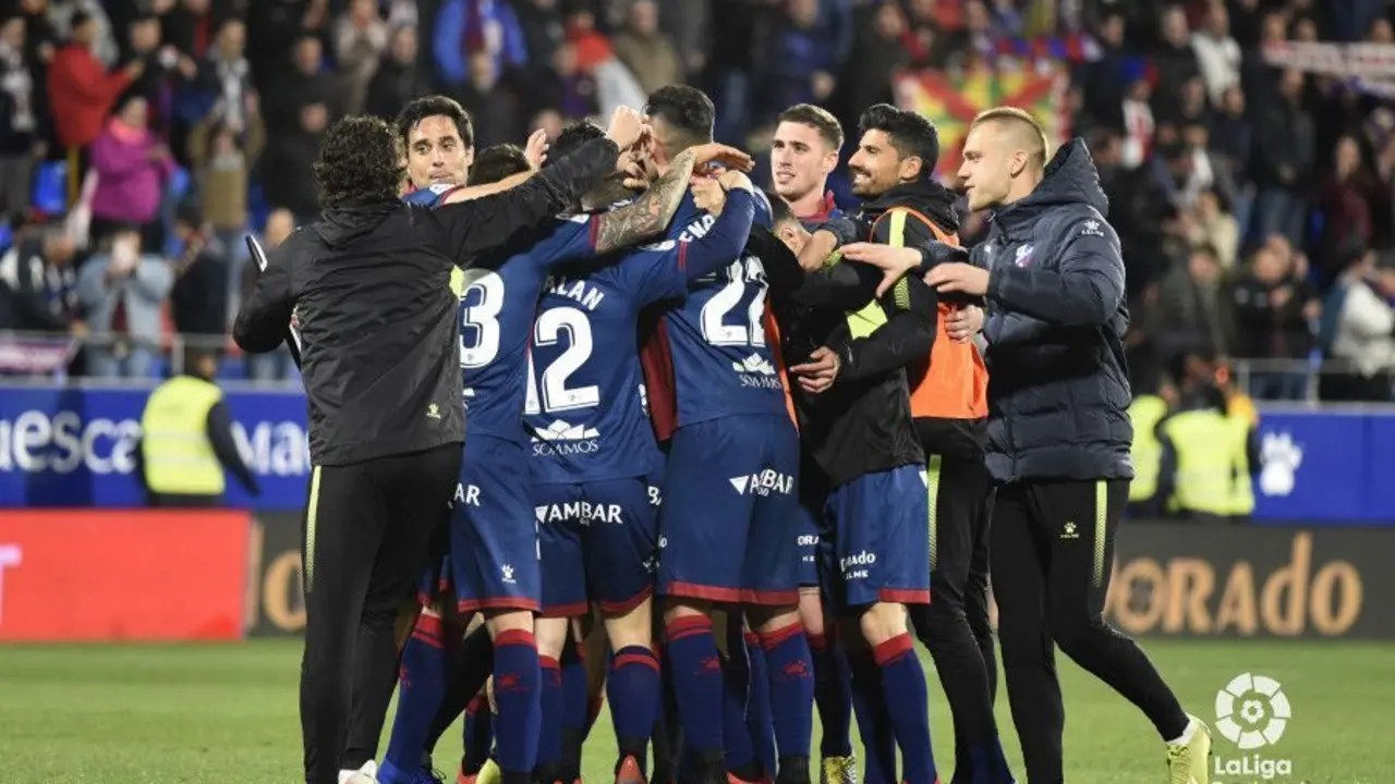 Todo el equipo al finalizar el partido fundidos en un abrazo. |Foto: LFP