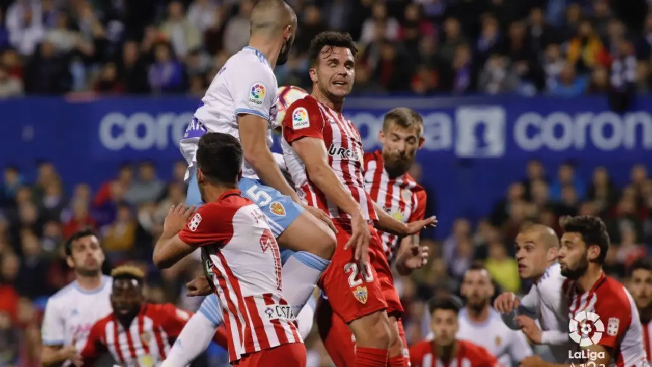 Verdasca intenta alcanzar el bal&oacute;n por alto ante el Almer&iacute;a. Foto: Liga 123