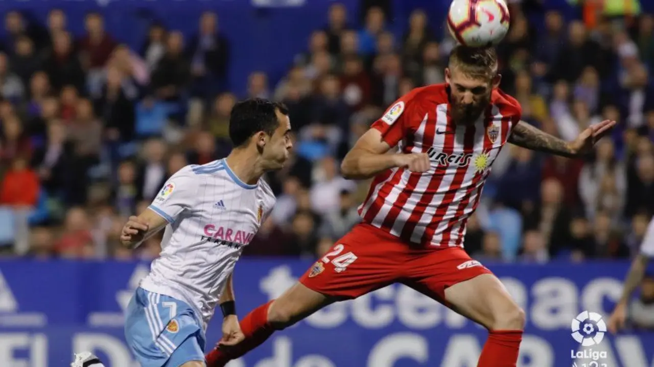 Miguel Linares no consigue rematar un centro. Foto: LaLiga 1 2 3