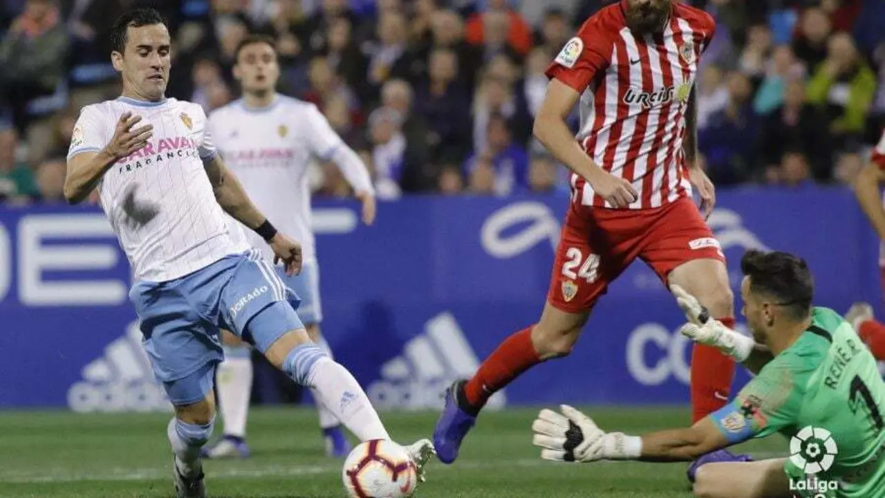 Miguel Linares ante Ren&eacute;. Foto: La Liga 123
