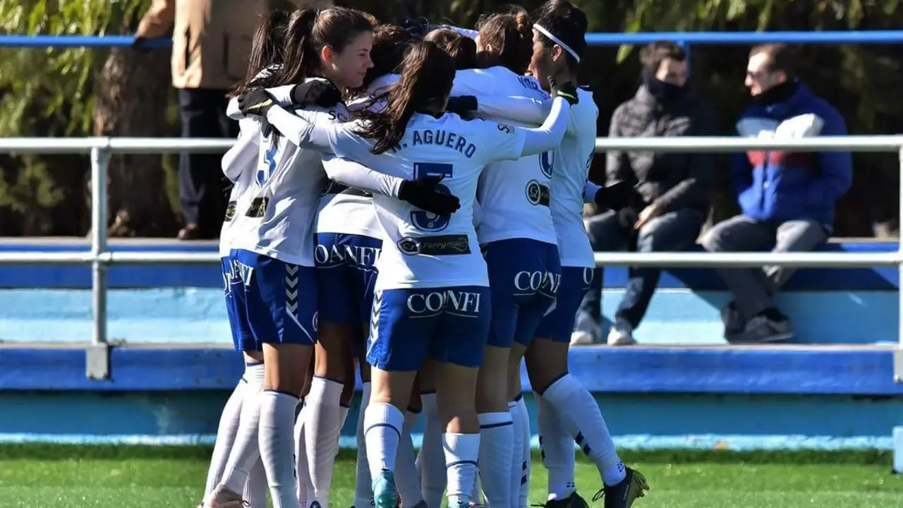 El Zaragoza CFF celebra su campeonato del Grupo III de Segunda Divisi&oacute;n. Foto: Zaragoza CFF