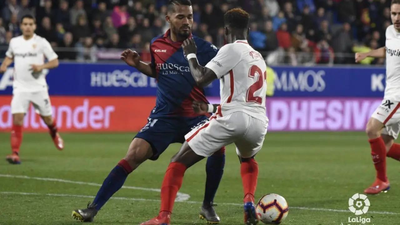 Yangel disputa un bal&oacute;n frente al Sevilla.| Foto: LaLiga