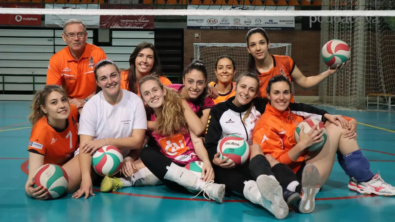 Parte del equipo Senior Femenino posa en un entrenamiento junto con su entrenador Antonio Gim&eacute;nez |Foto: Diego Saz