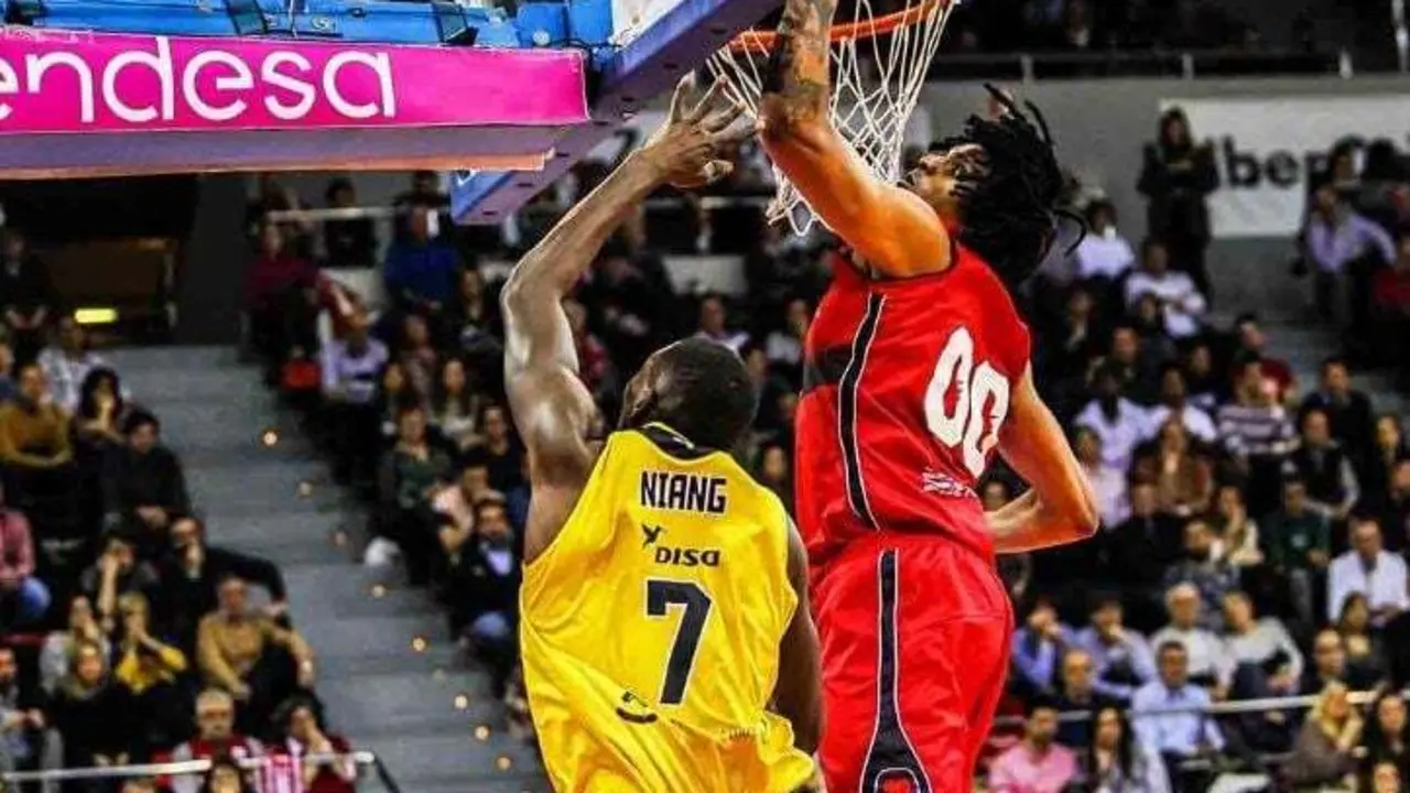 Javier Justiz le coloca un tap&oacute;n a Niang el s&aacute;bado pasado. Foto: Esther Casas/Tecnyconta Zaragoza