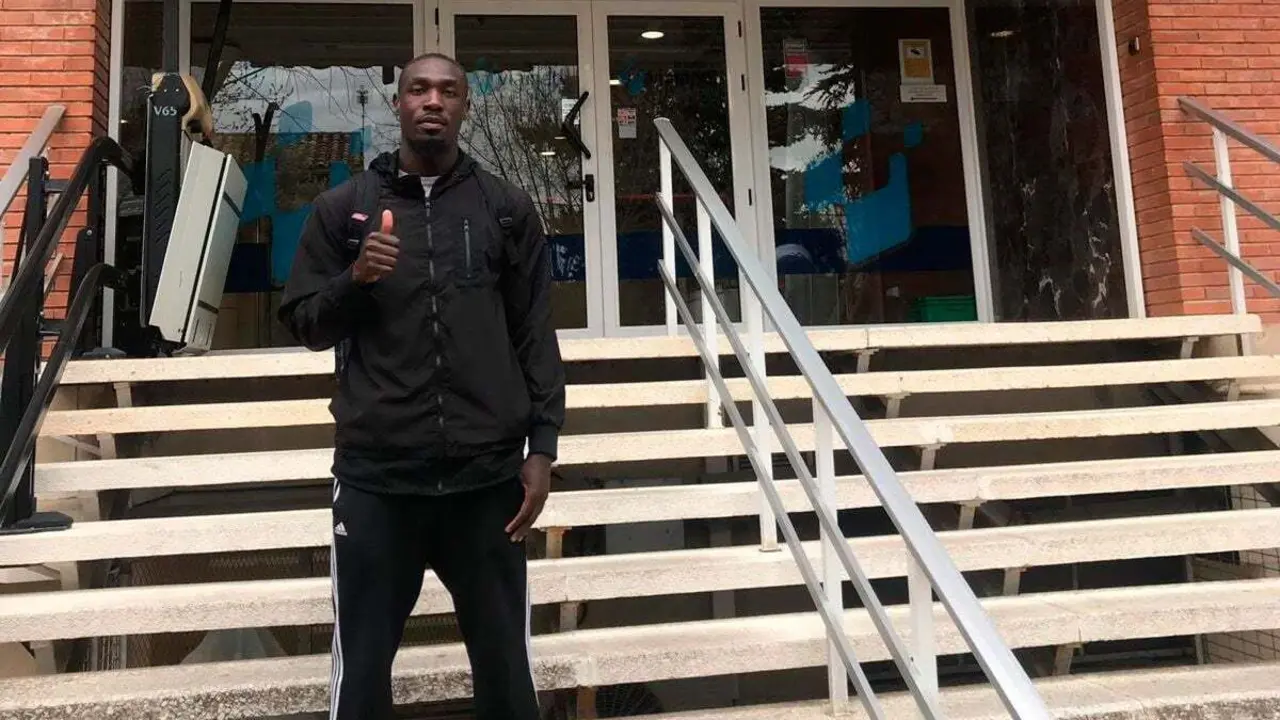Robinson Opong en la puerta del centro donde se le realiz&oacute; el reconocimiento m&eacute;dico | Foto: CBPHuesca