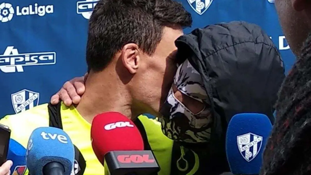 Musto y Chimy disfrazado se besan. Foto: SportArag&oacute;n