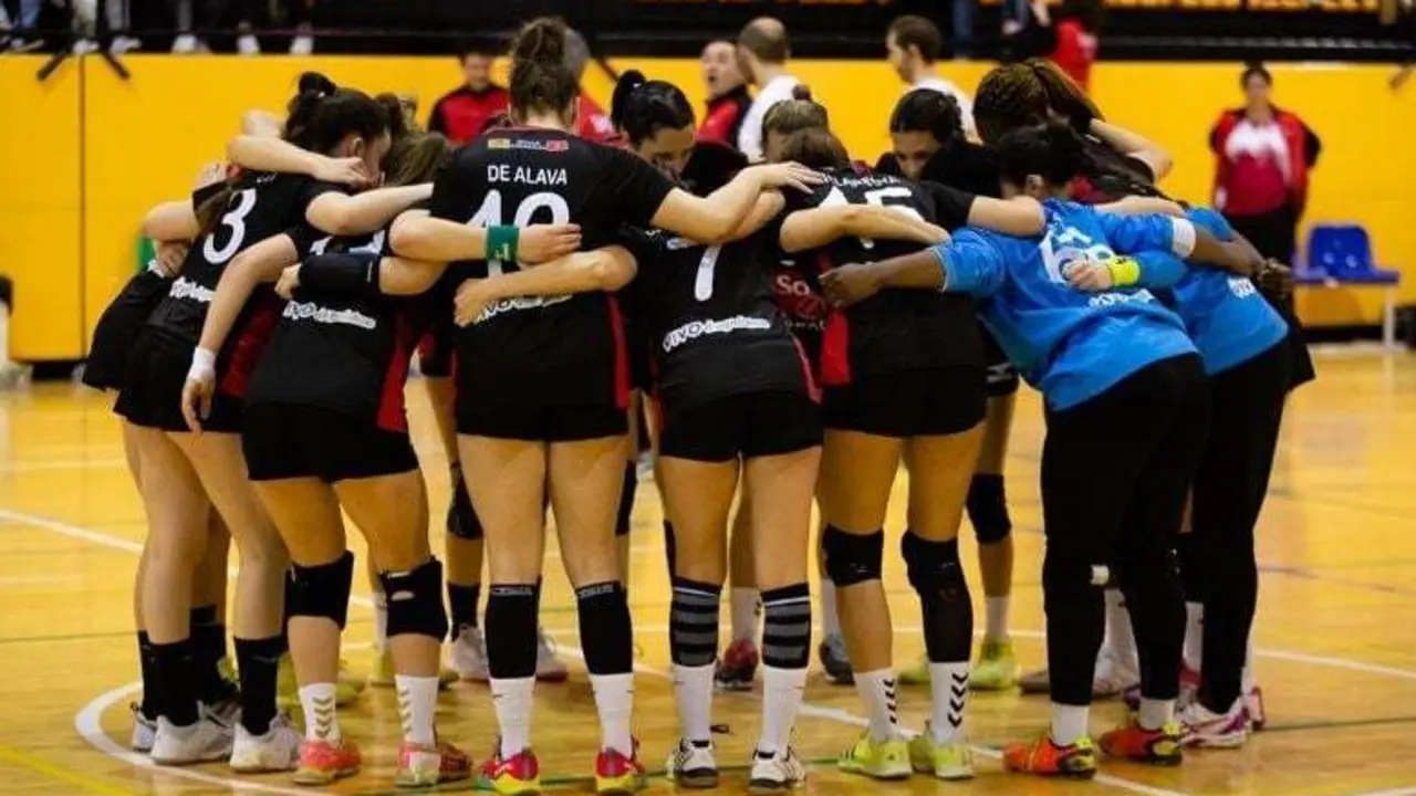 Las jugadoras hacen pi&ntilde;a. Foto: Sch&auml;r Zaragoza