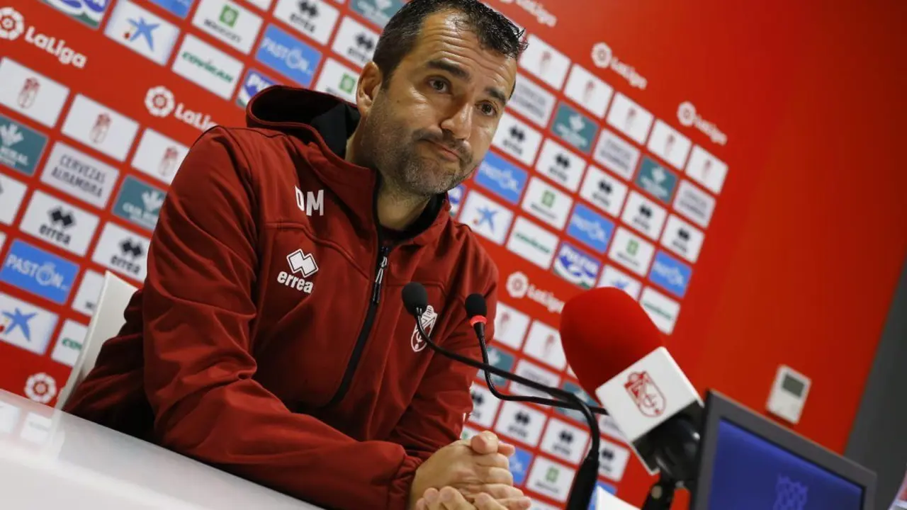 Diego Mart&iacute;nez, entrenado del Granada CF, en sala de prensa. Foto: Granada CF