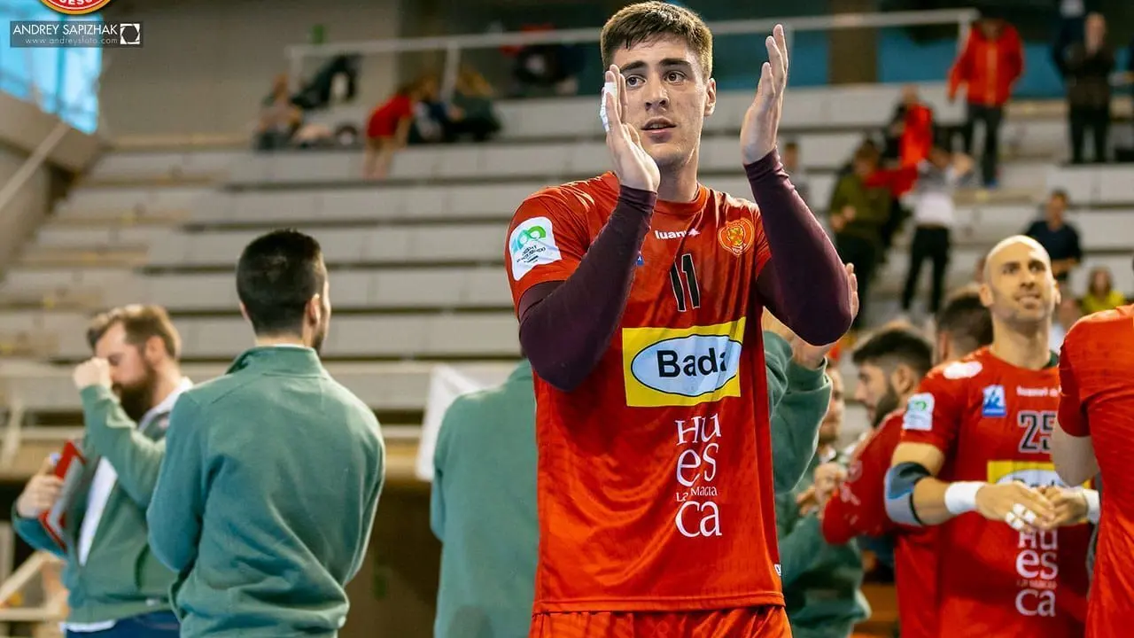 Ostojic devuelve los aplausos al p&uacute;blico tras acabar el partido contra el Anaitasuna. Foto: Andrey Sapizhak