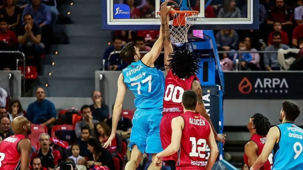 Juztiz machaca ante la opisici&oacute;n de Arteaga en el encuentro ante Movistar Estudiante disputado en el Pr&iacute;ncipe Felipe. Fuente ACB.COM