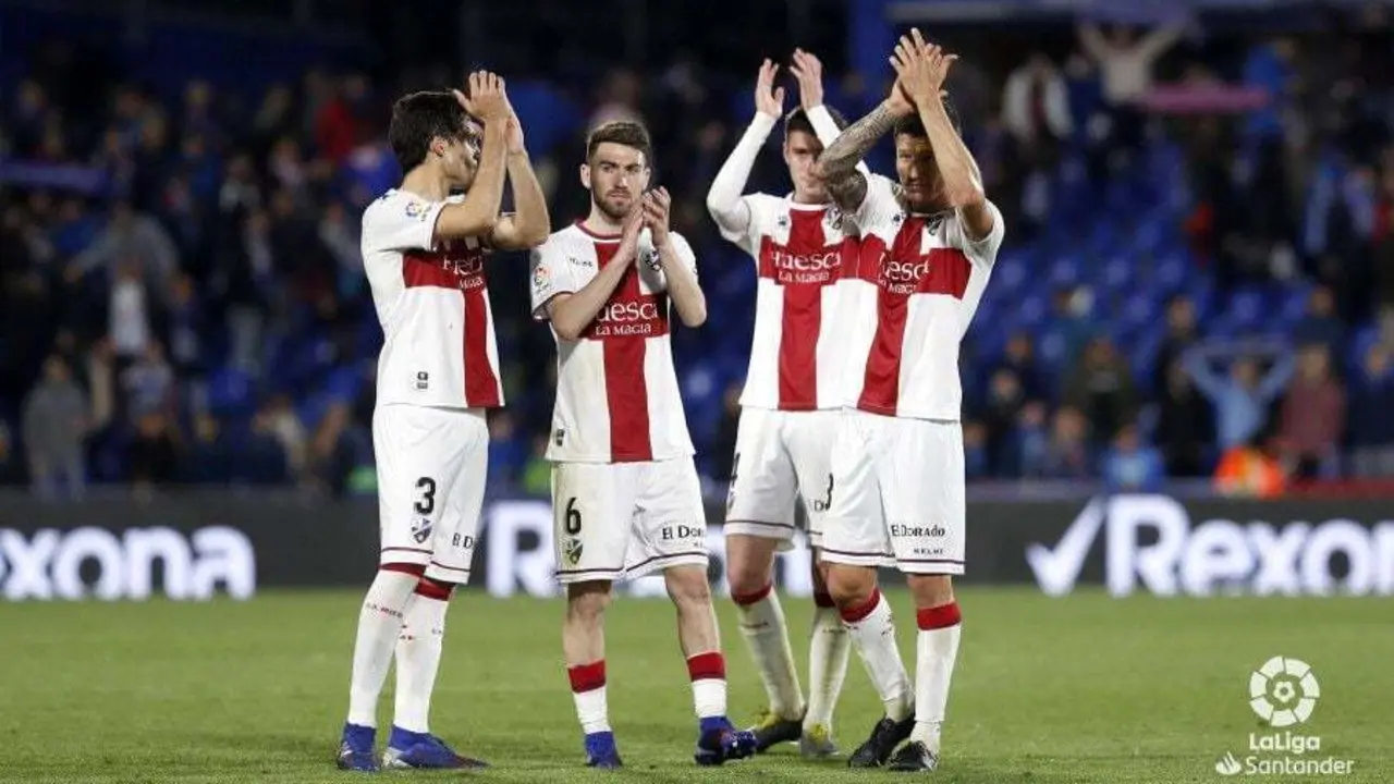 Los jugadores de la SD Huesca aplauden a la hinchada azulgrana al finalizar el partido. | Foto: LFP
