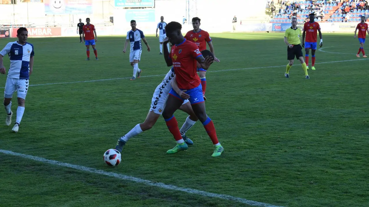 Ronald protege el bal&oacute;n frente a un rival del Sabadell CF en el encuentro de esta tarde. | Foto: Isabel Traver