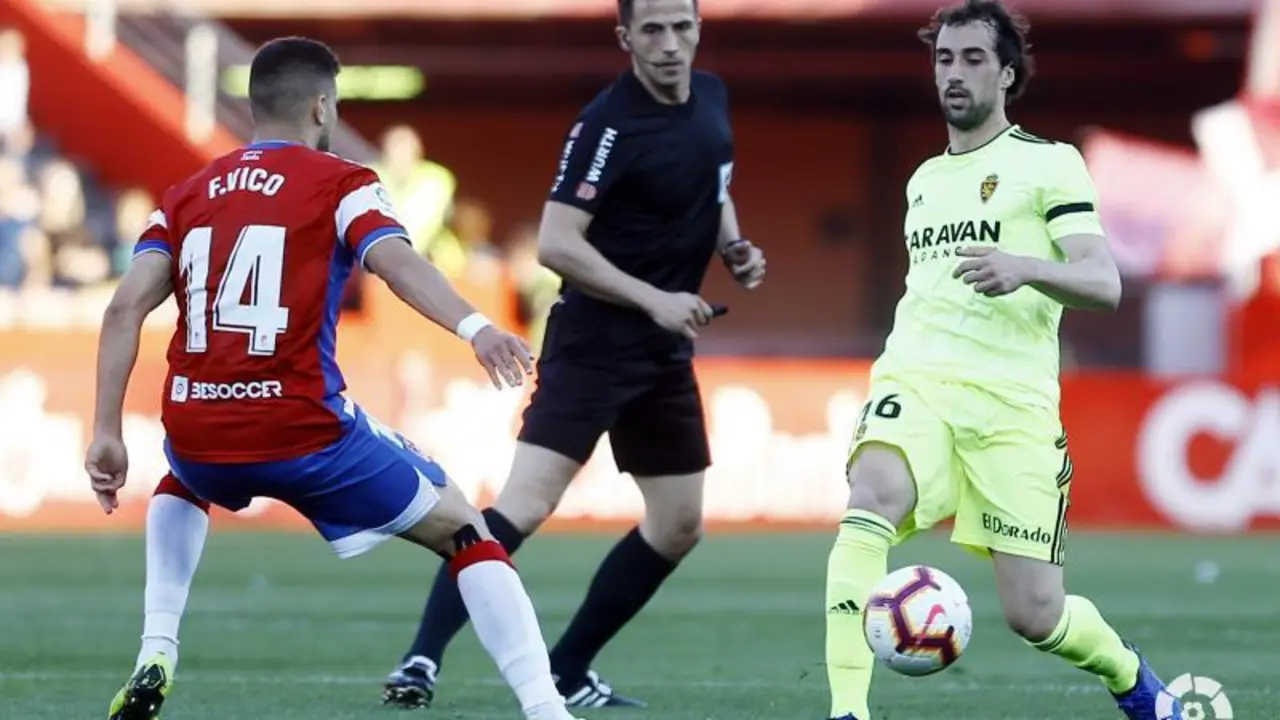 Eguaras disputa un bal&oacute;n ante el Granada. Foto: La Liga 123
