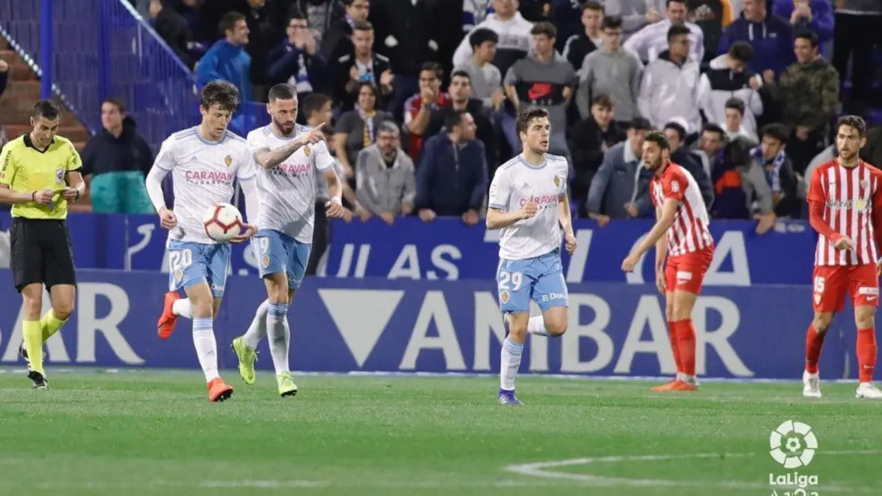 Gual, con el bal&oacute;n, en el partido contra el Almer&iacute;a. Foto: LaLiga 1/2/3