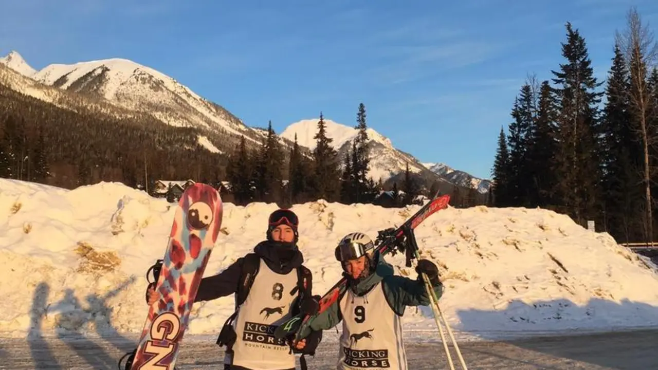 Ione Gangoiti con los esqu&iacute;s y el dorsal con el que compiti&oacute; en Kicking Horse. Foto: Cedida