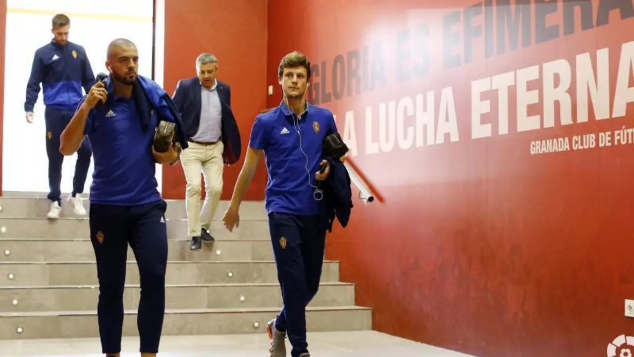 La expedici&oacute;n del Real Zaragoza, en Granada la pasada jornada. | Foto: LaLiga
