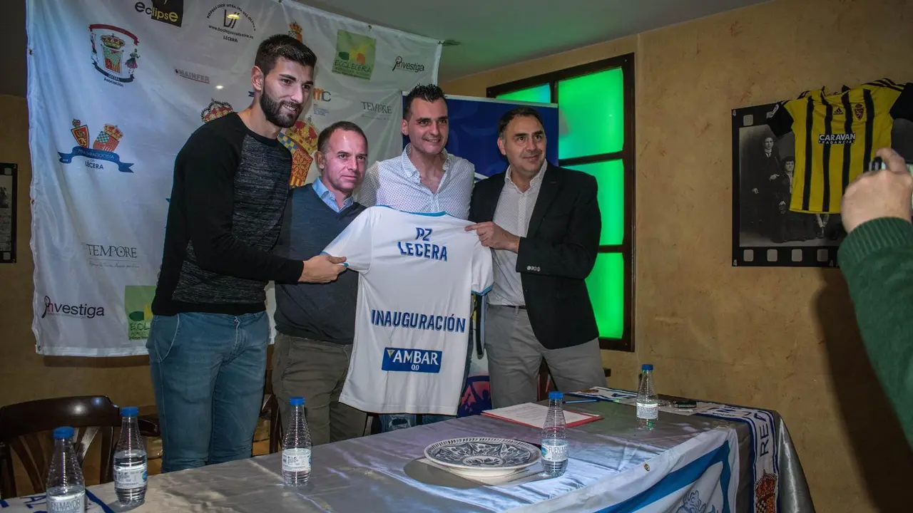 El presidente del Real Zaragoza, Cristian Lapetra y el guardameta &Aacute;lvaro Rat&oacute;n en la inauguraci&oacute;n de la PZ de L&eacute;cera.