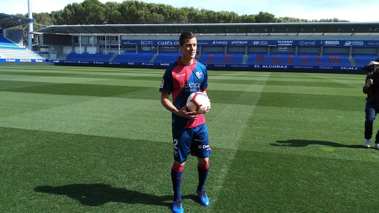 Mantovani posa sobre el c&eacute;sped de El Alcoraz. Foto: SPORTARAGON