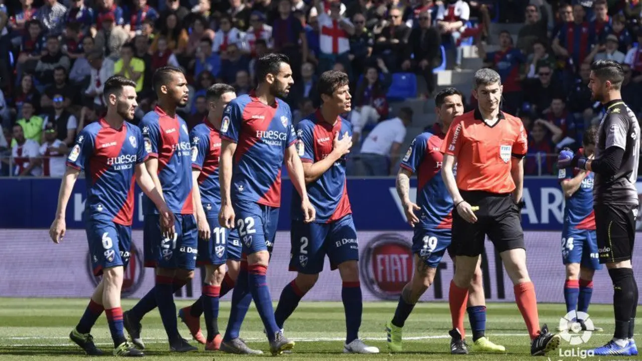 Algunos jugadores de la SD Huesca rodeando a Undiano. | Foto: LFP