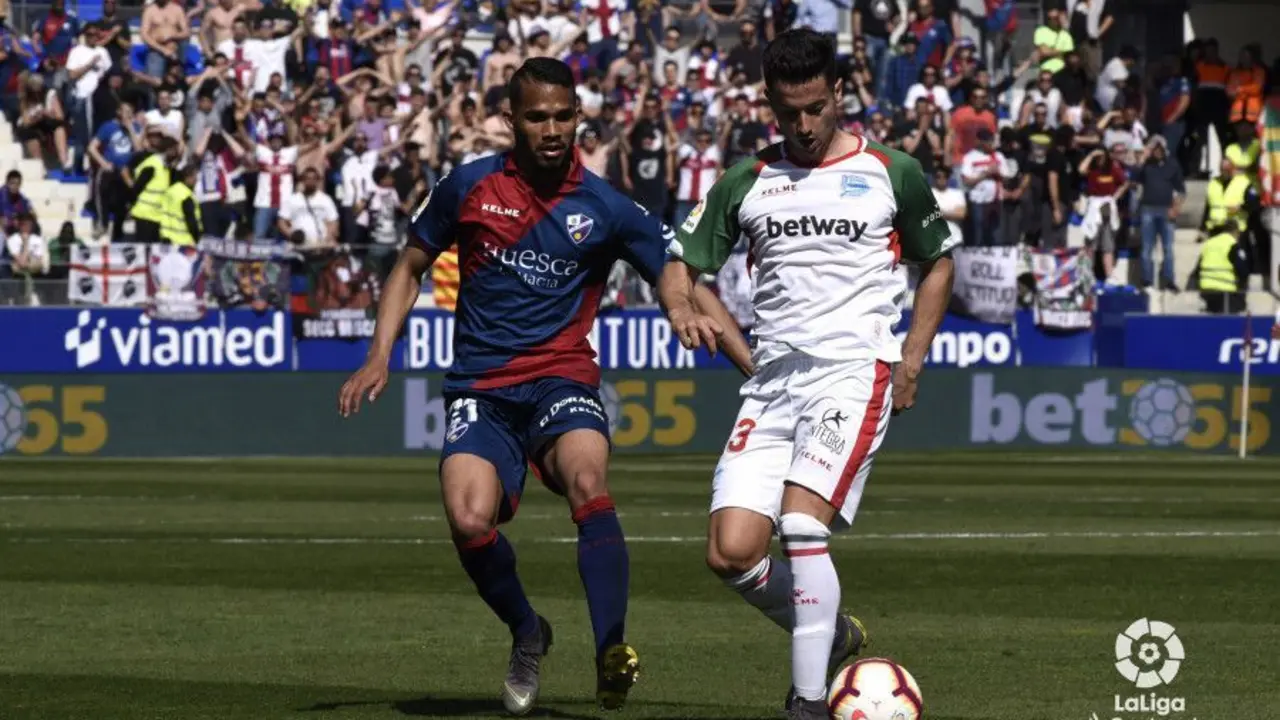 Yangel presiona a un rival durante el Huesca - Alav&eacute;s | Foto: LFP