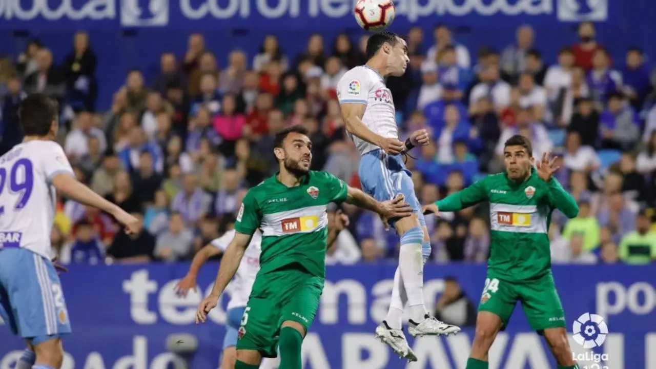 Linares remata de cabeza ante el Elche la tempora pasada. Ahora, se queda fuera de la lista. Foto: La Liga